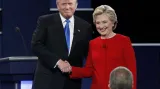 Trump s Clintonovou si před debatou potřásli rukama