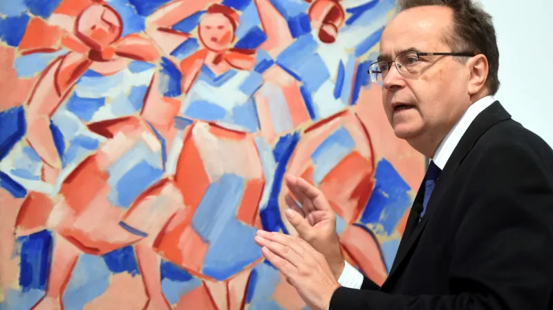 Kurátor výstavy Karel Srp ukazuje obraz Václava Špály Pradleny (1919)