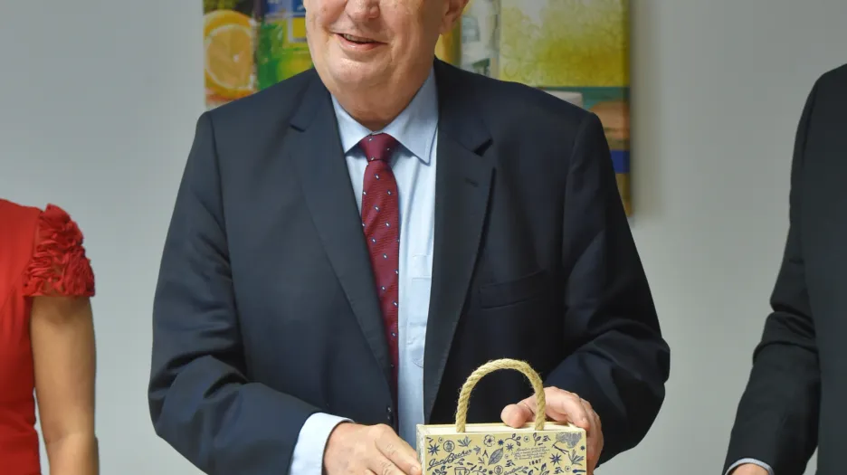 Miloš Zeman při návštěvě Becherovky