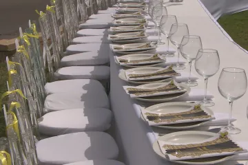 Prostřené stoly, ke kterým nikdo nezasedne. Na svátek Pesach v Izraeli dopadá stín války