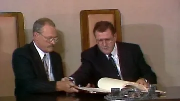 Ivan Gašparovič a Vladimír Mečiar při podpisu slovenské ústavy