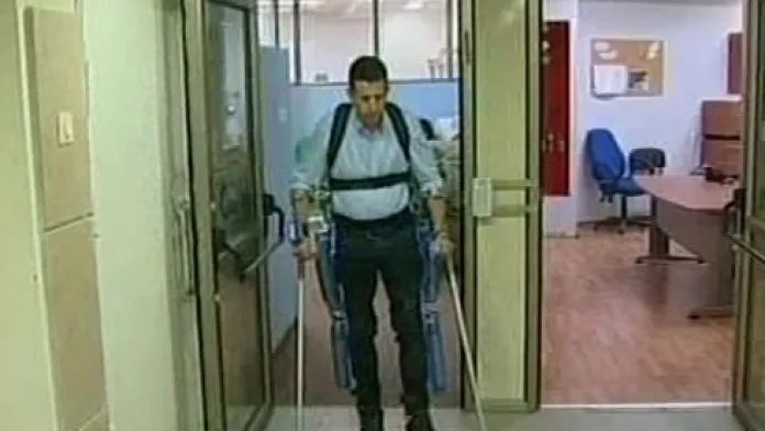 Přístroj ReWalk pomáhá paraplegikům znovu se postavit na nohy