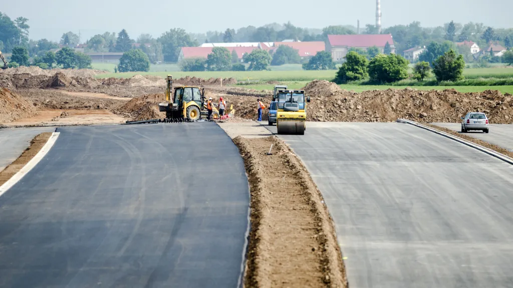 Stavba dálnice D11 se blíží ke Kuklenům. Potom se bude rozrůstat dále k Jaroměři