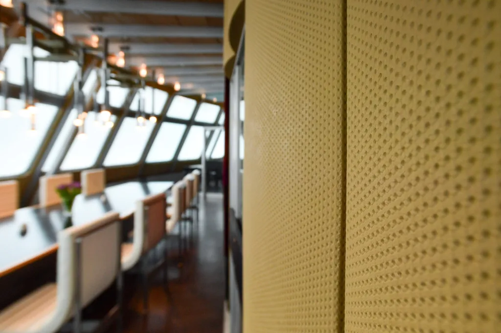 Prvním prostorem, kde se barva obložení stěn vrátila do původní podoby, byl salonek