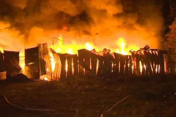 Požár v Arnolticích hasiči nehasí, naopak ohni pomáhají