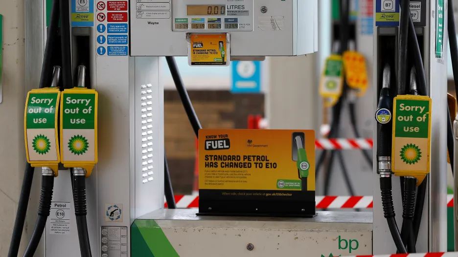 „Mimo provoz,“ hlásí nápisy u pump na řadě čerpacích stanic v Británii