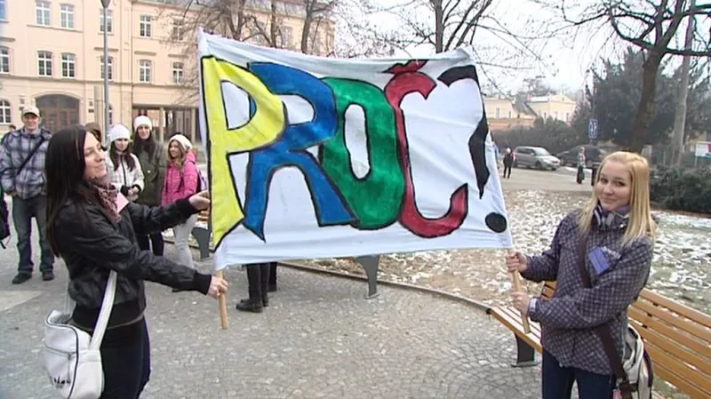 Vlnu protestů mezi studenty a jejich rodiči vyvolal záměr Pardubického kraje sloučit dvě střední školy.