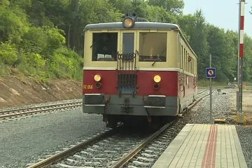 Železniční trať Kouřim-Pečky dnes brázdí historické motorové vozy