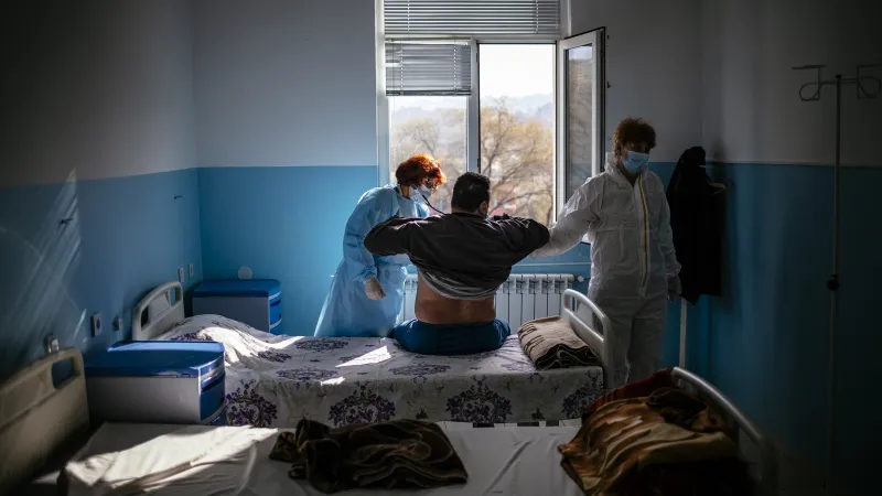 20. ledna 2021 lékař a zdravotní sestra vyšetřovali pacienta na oddělení Covid-19 v nemocnici v Doupnici, obci s 50 tisíci obyvateli, kde byl dramatický nedostatek ošetřovatelů. Specialistka na infekční nemoci doktorka Maria Bogojevová byla připravena odejít z funkce v malé provinční nemocnici v západním Bulharsku, když udeřila pandemie koronaviru. Byla jednou z řady starších lékařů, kteří s virem bojovali v přetíženém bulharském zdravotnickém systému