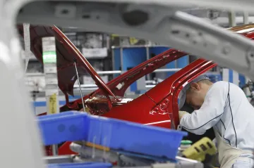 Velké automobilky řeší nedostatek čipů, některé omezí výrobu vozů