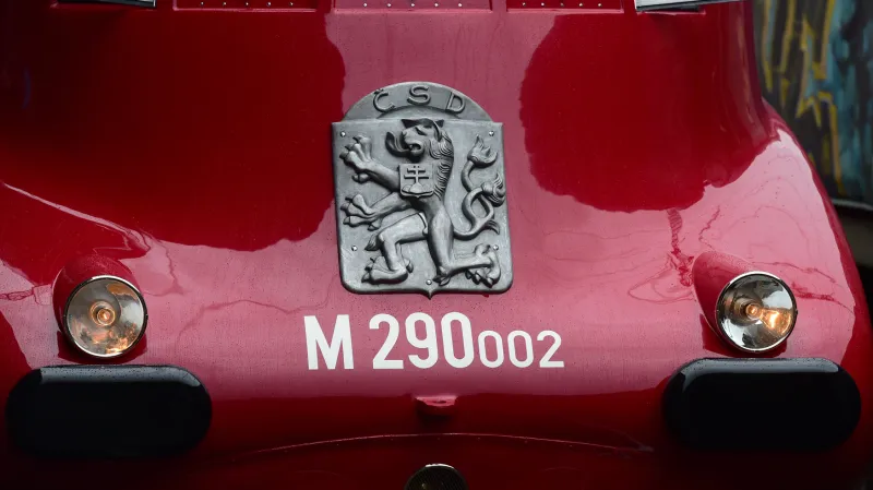 Podobu státního znaku navrhl akademický sochař Nušl