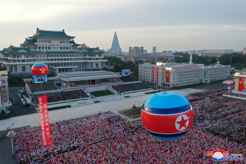 Severní Korea uspořádala na Kim Ir-senově náměstí v Pchjongjangu oslavy 75. výročí založení vládnoucí Korejské strany pracujících