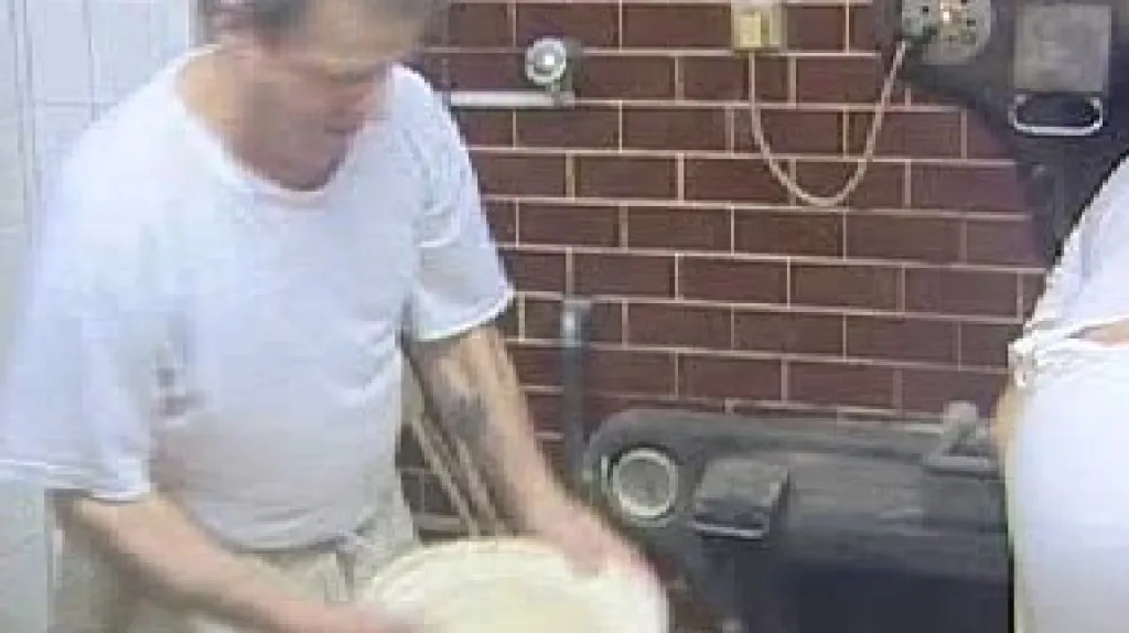 Pekaři při přípravě chlebového těsta