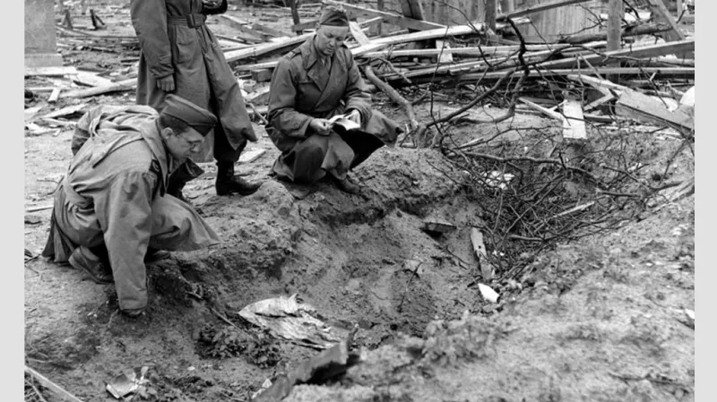 Korespondent časopisu Life u jámy, kde bylo spáleno Hitlerovo tělo