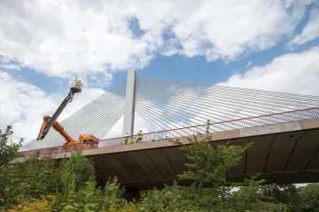 Most u Poděbrad trochu připomíná janovský. I když zřícení nehrozí, chystá ŘSD jeho opravu