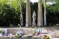 Na děčínském pomníku rudoarmějcům se objevila písmena Z. Město je kvůli pietě zakrylo ubrusy