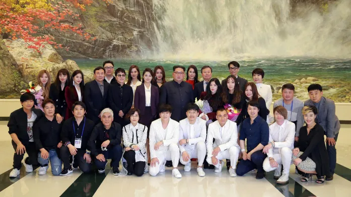 Společné foto severokorejského vůdce a jihokorejských umělců