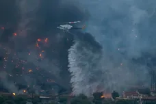 Na řeckém ostrově Rhodos museli kvůli požáru evakuovat turisty včetně stovek Čechů