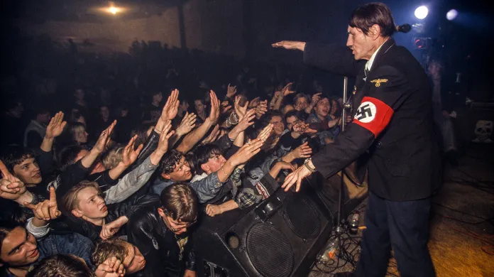 Nástup pravicového extremismu (1992). Koncert moskevské hard rockové kapely „Korozija metala“. Mladí návštěvníci vítají s jásotem Hitlerova dvojníka.