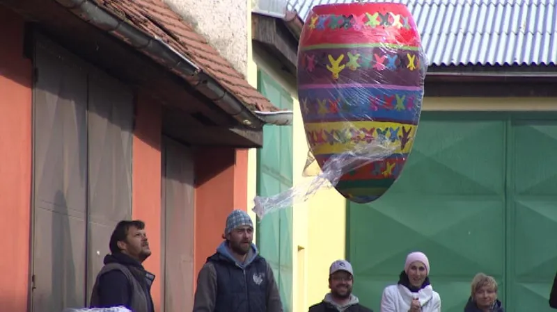 Kraslice musel zvedat jeřáb