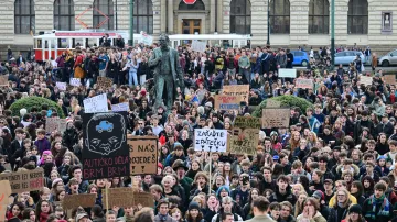Pražský protest studentů proti jmenování kandidáta Motoristů ministrem životního prostředí