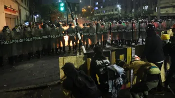 Demonstranti stojí tváří v tvář policistům (15. 10. 2025)
