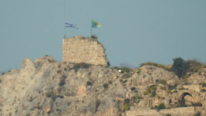 Vlajky Izraele a brigády Golani vlající nad pevností Beaufort v jižním Libanonu