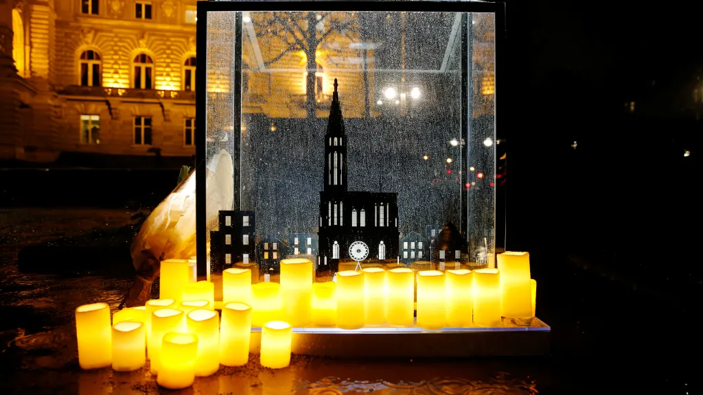 Pomník obětem útoku ve Štrasburku při prvním výročí (2019)