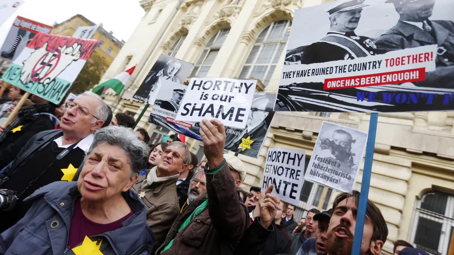 Budapešťský protest proti odhalení památníku Miklose Horthyho