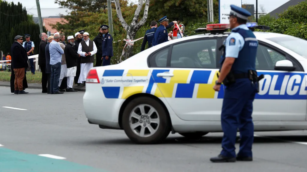 Policie na místě střelby v Christchurchi v březnu 2019