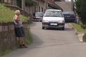 Cesta do Lhoty je pro autobusy příliš úzká. Školáky odveze mikrobus