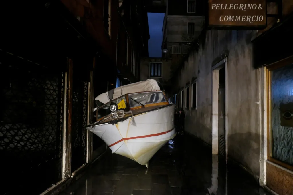 Záplavy v Benátkách. Velká voda zanesla loď do ulice, kterou se běžně chodí