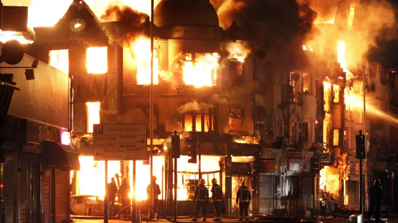 Během noci zažil Londýn nejvíc požárů od 2. světové války