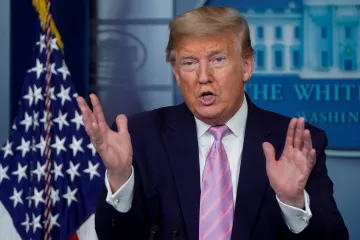 Trump zvažuje uvalení cla na dovoz ropy, bojí se dopadů její nízké ceny na průmysl USA