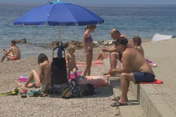 Silná koruna zlevňuje dovolené i dovoz zboží. Podle analytiků dosáhla vrcholu