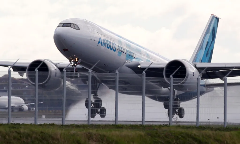 Kousek od Toulouse vzlétá Airbus A330-800 během prezentace modelu. Společnost má nedaleko sídlo