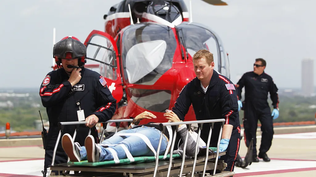 Záchranáři převážejí pobodaného do nemocnice