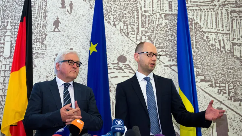 Frank-Walter Steinmeier a Arsenij Jaceňuk