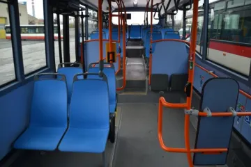 Nové sedačky v brněnské dopravě budou plastové