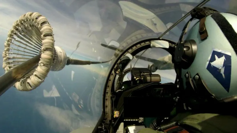 Gripen doplňuje palivo za letu