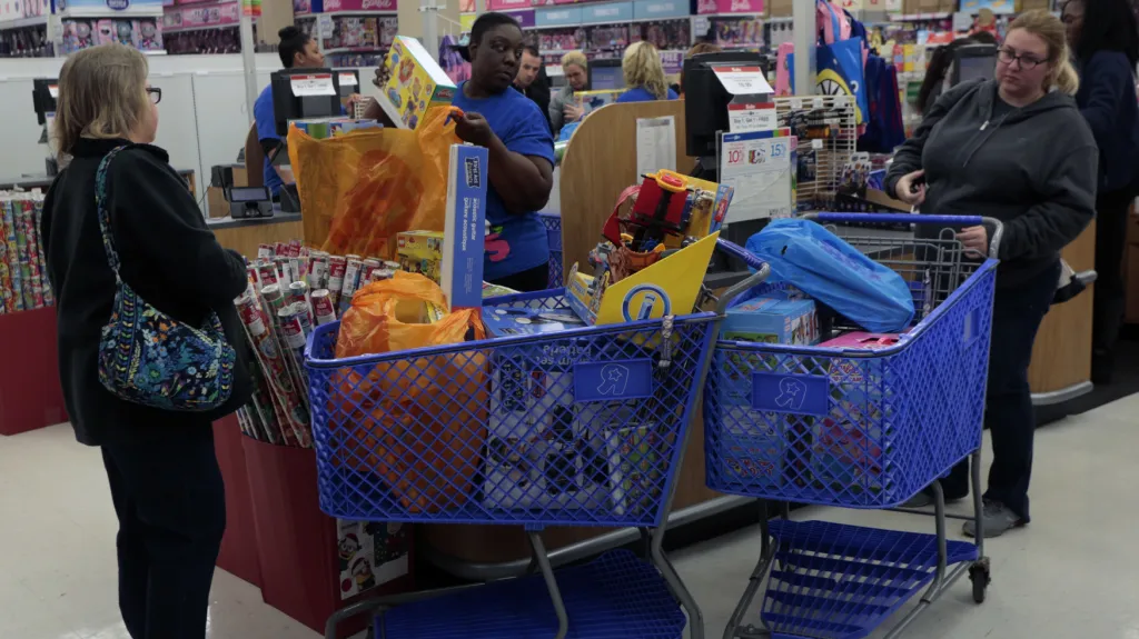 V USA mají s nákupy na Black Friday bohaté zkušenosti. Snímek je z hračkářského obchodu Toy´s R Us v Kenwoodu (Ohio).