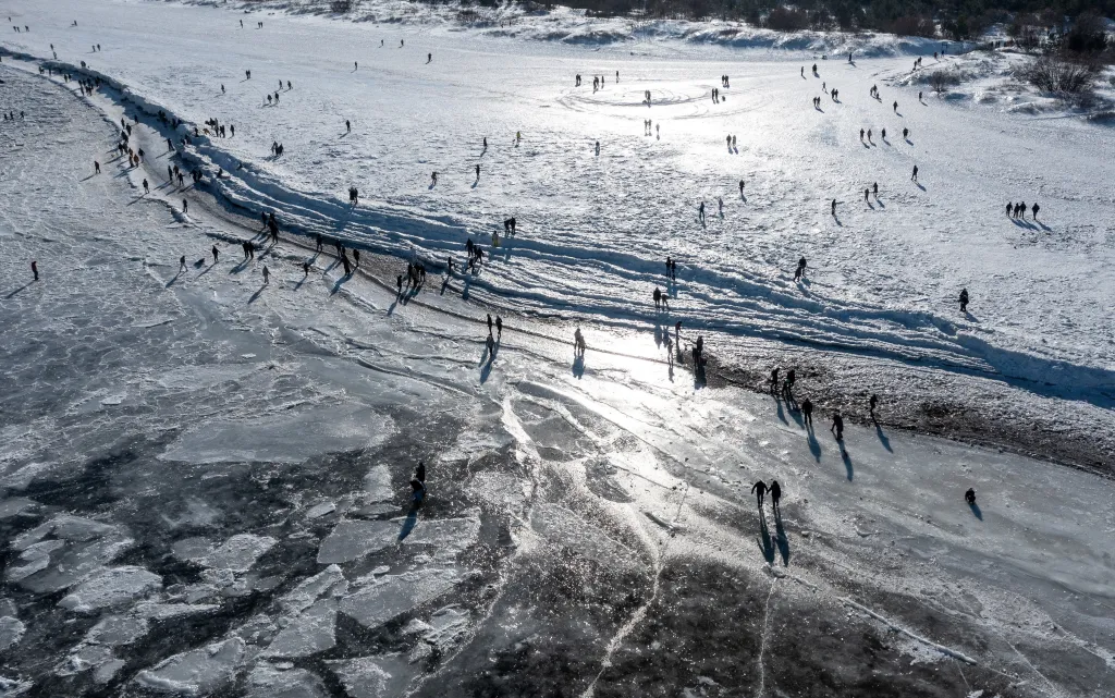 Dronový záběr zamrzlého Baltského moře u ústí řeky Visly poblíž polského Mikoszewa