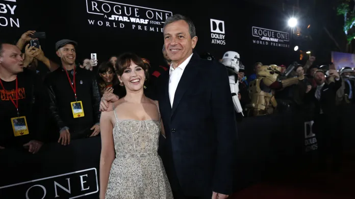 Bob Iger s Felicity Jonesovou na světové premiéře posledního filmu ze světa Star Wars - Rogue One
