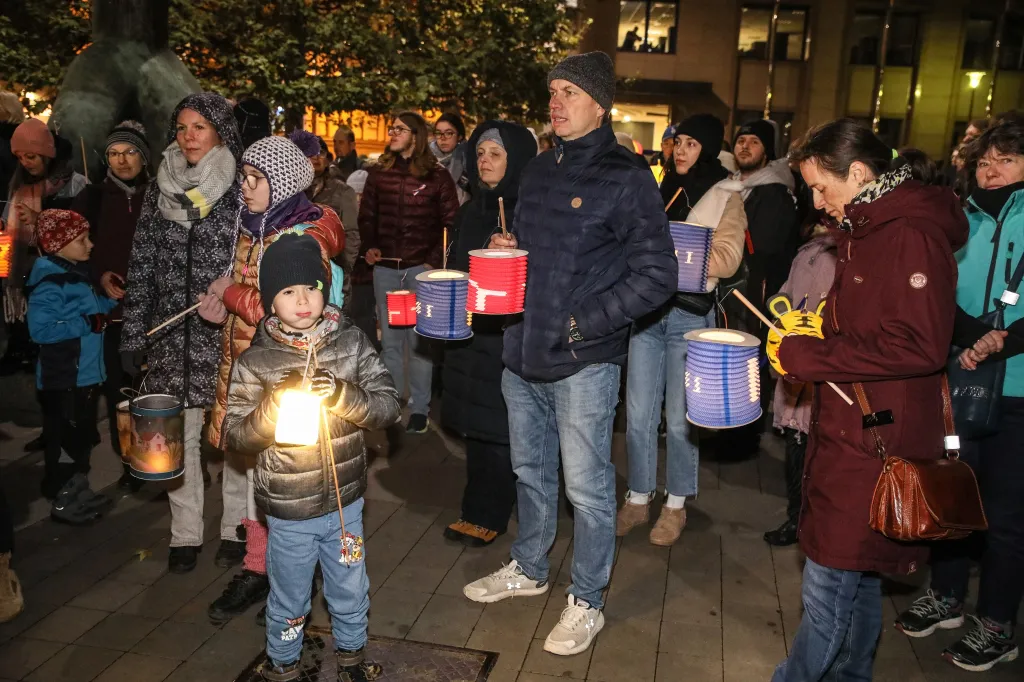 Začátek brněnského lampionového průvodu, který pořádá Nadační fond studentů Filozofické fakulty Masarykovy univerzity u příležitosti 17. listopadu