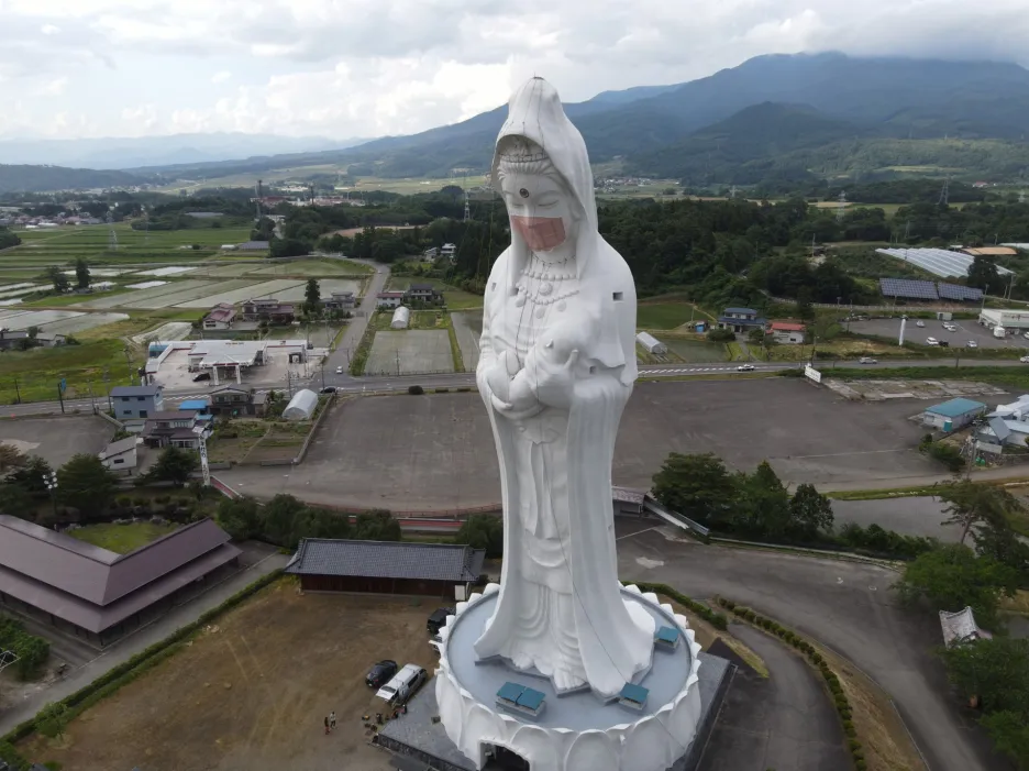 Obrázek z dronu ukazuje ústní roušku umístěnou na 57 metrů vysoké soše buddhistické bohyně Kannon v chrámu Houkokuji Aizu Betsuin v japonském městě Aizuwakamacu