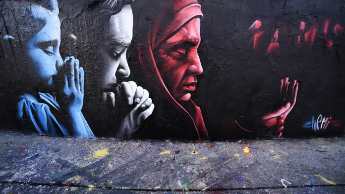 Graffiti umělce s pseudonymem ChemiS k teroristickým útokům v Paříži
