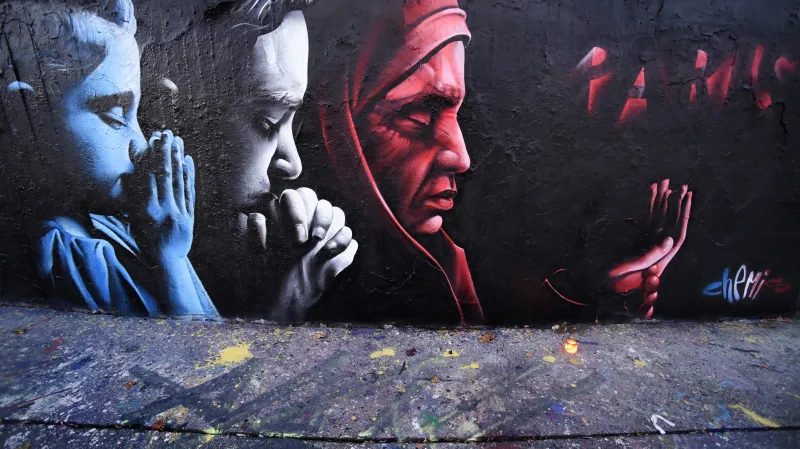 Graffiti umělce s pseudonymem ChemiS k teroristickým útokům v Paříži