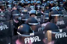 Symbolem thajských protestů je gesto tří zdvižených prstů. Protivládní demonstrace v zemi zesilují