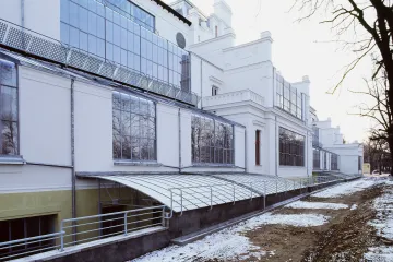 Dezinformace, reaguje AVU na kritiku. Vedení školy se zastali i studenti