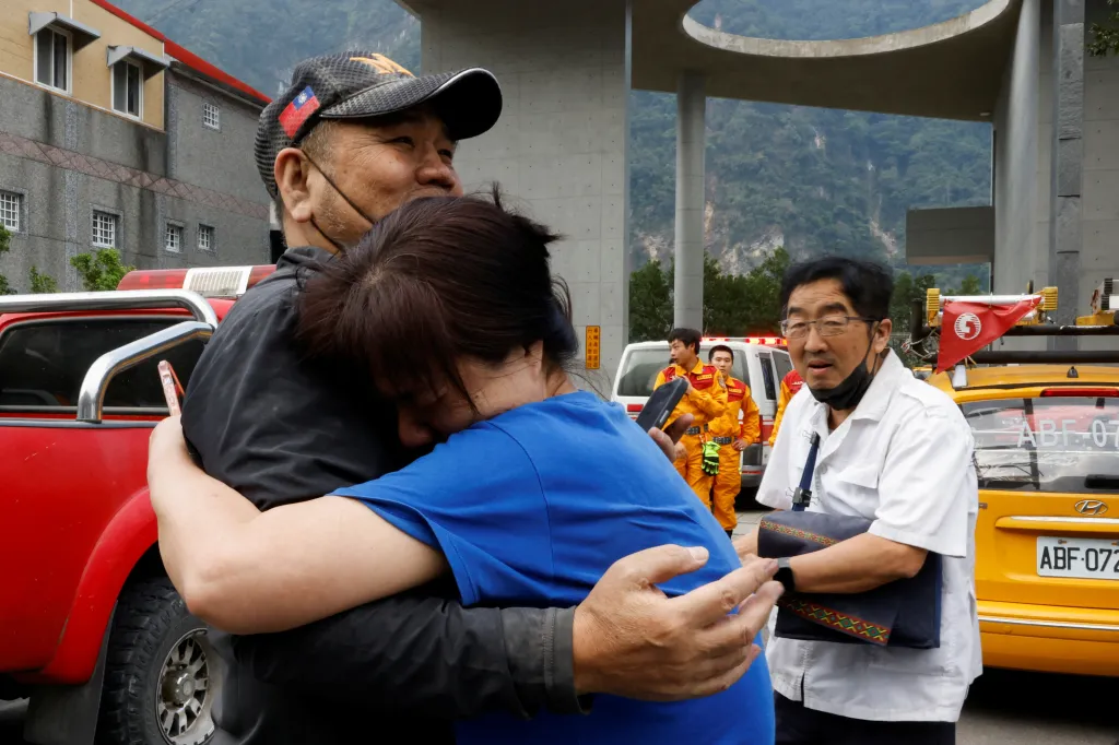 Objetí příbuzných po tom, co byl muž po zemětřesení zachráněn z odlehlé oblasti v Chua-lienu